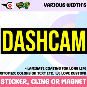 Puede incluir: Un rectángulo negro con la palabra "DASHCAM" en letras amarillas grandes. La imagen también incluye el texto "+ RECUBRIMIENTO LAMINADO PARA UNA LARGA VIDA ÚTIL" y "PEGATINA, CLING O IMÁN". El fondo tiene un esquema de color azul claro y rosa.