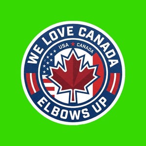 Puede incluir: Una pegatina circular con una hoja de arce roja central, un fondo dividido entre la bandera estadounidense y la canadiense, y el texto WE LOVE CANADA ELBOWS UP en un borde azul oscuro con estrellas blancas y detalles rojos.