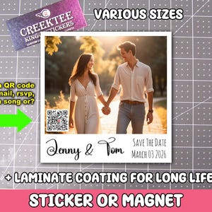 Könnte beinhalten: Ein weißer quadratischer Aufkleber mit einem Foto eines Paares auf einem Feld. Der Text "Jenny & Tom Save the Date March 03 2026" ist auf dem Aufkleber gedruckt. Der Aufkleber ist laminiert für lange Lebensdauer und kann als Aufkleber oder Magnet verwendet werden.