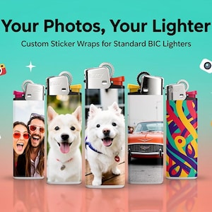 Peut inclure: Des autocollants personnalisés pour briquets BIC standards. L'image montre cinq briquets avec des motifs uniques. L'un présente un couple, deux ont des photos de chiens, un a une voiture et le dernier a un motif abstrait coloré. Le texte dit "Vos photos, votre briquet."