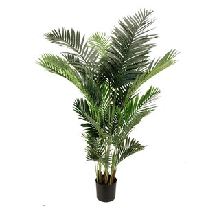 Peut inclure: Un palmier artificiel avec des frondes vertes denses. La plante est placée dans un pot noir. Les feuilles sont détaillées et réalistes, offrant une touche naturelle. Idéal pour ajouter une touche de verdure, environ 150 cm de hauteur.