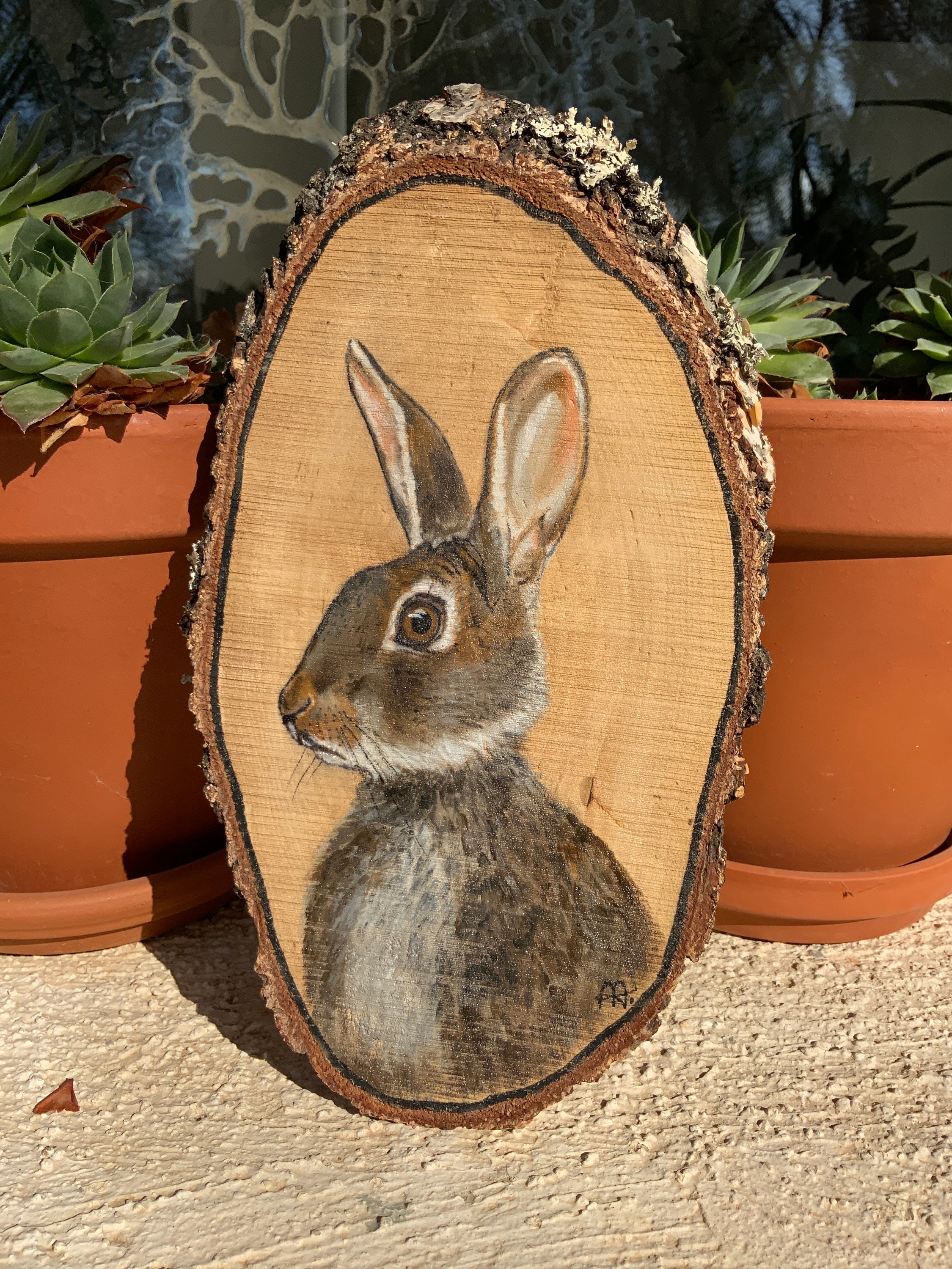 Lapin de Garenne Peint sur Rondin Bois.