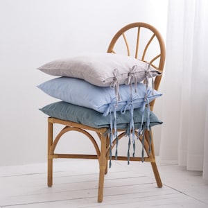 Kissenbezug aus Leinen. Gewaschener weicher Leinen Kissenbezug mit Krawatten. Stylisches Leinenkissen fürs Schlafzimmer.