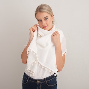 リネン スカーフ。ナチュラルで柔らかいウォッシュ加工のリネン スカーフ。ポンポン トリムの付いたリネンの女性用スカーフ。