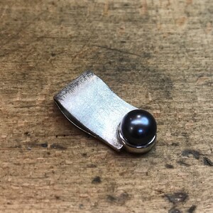 Charming anthracite pearl pendant with sterling silver by Peter Erker Article AH45AP