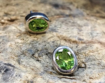 Betoverende oorknopjes met peridot edelsteen en sterling zilver van Peter Erker artikel OS33PN