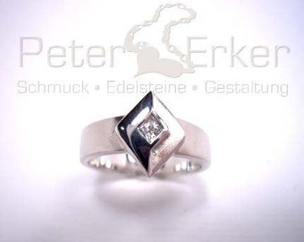 Elegant ring made of sterling silver and zircon