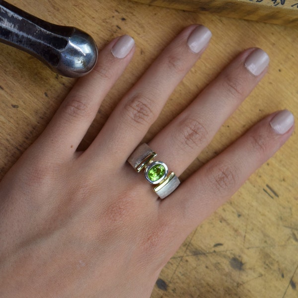 Edler Ring aus Sterlingsilber mit vergoldeten Seitenstreifen und grünem Peridot (Artikelnummer R33P)