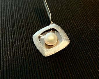 Pendant in sterling silver with white pearl 8.5mm, item AH63R