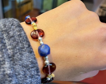 Bracelet lapis lazuli (blue) gold-plated silver parts and glass (red), 19 cm, item number Ab14