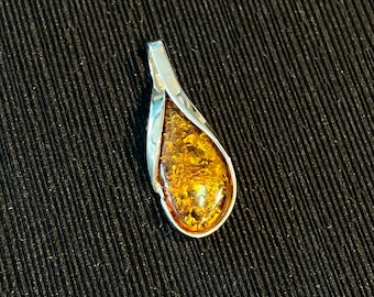 Beautiful pendant with amber and sterling silver 925
