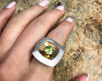 Sprankelende sterling zilveren ring vierkant met peridoot edelsteen en vergulde voet van Peter Erker artikel R63P