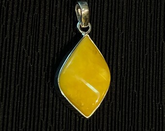 Fantastic pendant with amber (yellow) and 925 sterling silver
