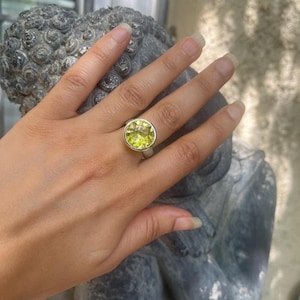 Lemon quartz brilliance: Timeless elegance in the silver ring R25G14