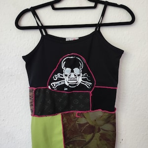 Top de camuflaje de retazos con calavera