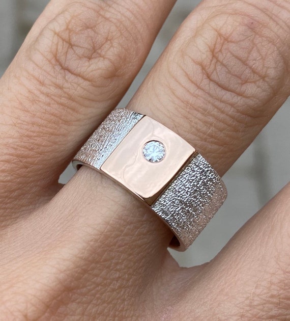 Louis Vuitton LV Diamonds V Ring, Platinum