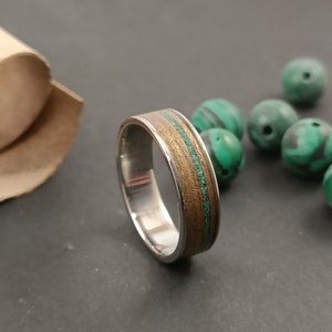 PACCHI KARI - Titanium ring - Walnut - Malachite chips - off-center pattern