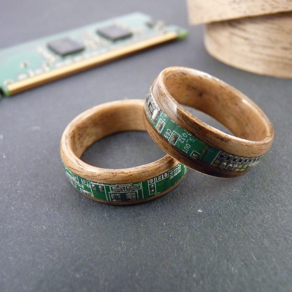 MICROBUG - Walnut ring and printed circuit boards from recycling for men and women