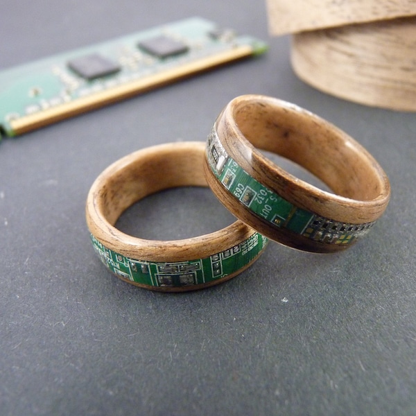 MICROBUG - Bague en noyer et circuits imprimés issus de recyclage pour homme et femme