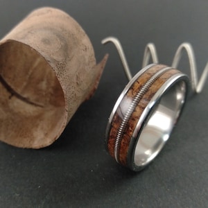 LUTA - Titanring, valnötsburk, ek- eller lönnkropp med återvunnen gitarrsträng