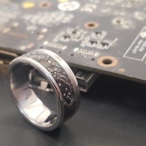 NANOBUG - Ring in titanium and black printed circuits from recycling - off-center pattern