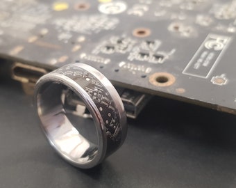 NANOBUG - Ring in titanium and black printed circuits from recycling - off-center pattern