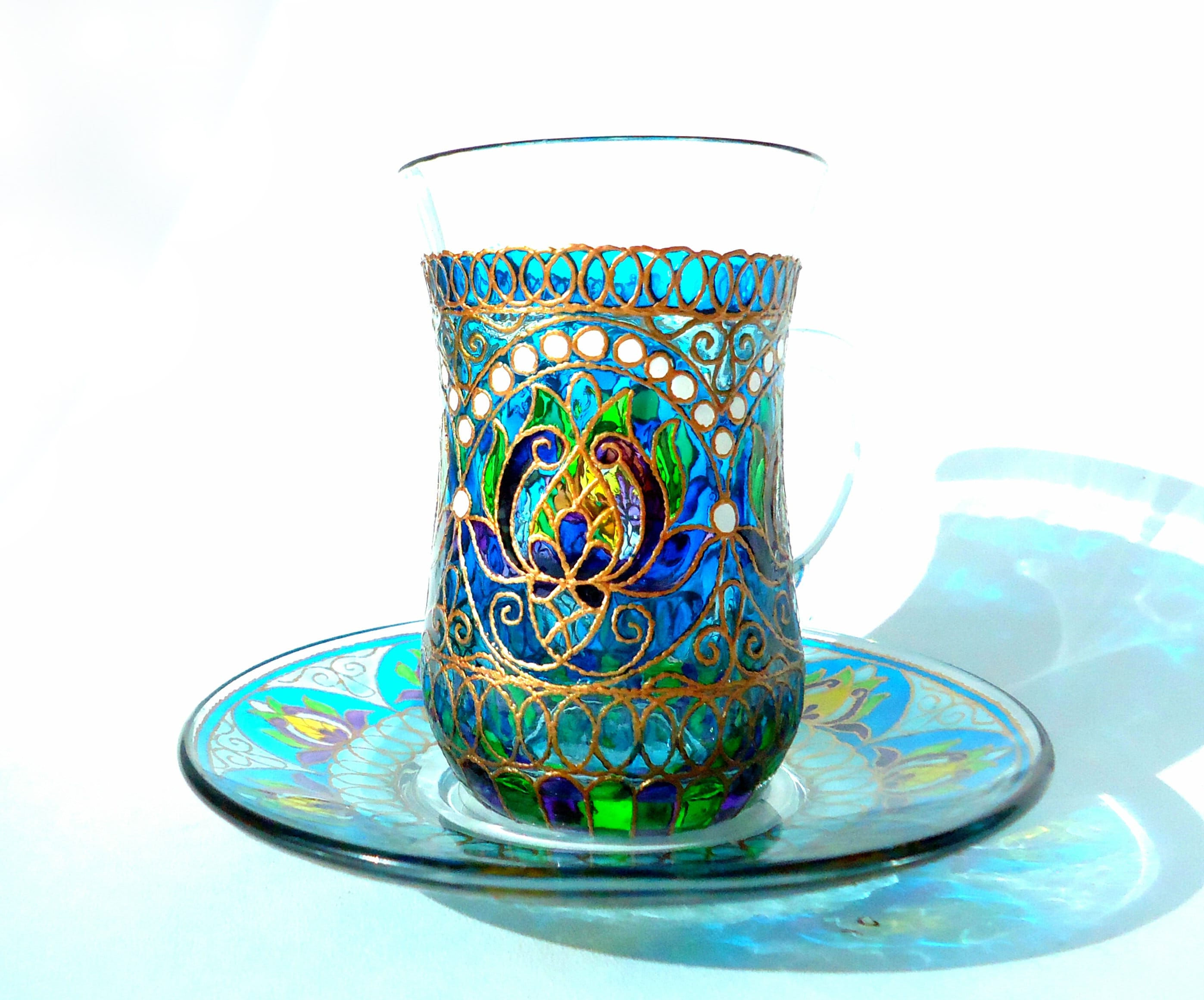 кружка витраж. кружки из цветного стекла. витражная роспись кружки. витраж на кружке. кружка с витражной росписью.