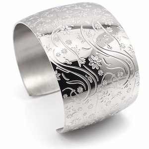 silbernes Armband, Armstulpe, breit, schwarzes Aluminium Armband, buntes Armband, modernes Armband, Geburtstagsgeschenk, gehämmertes Armband, leicht