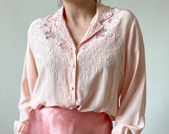 blouse vintage brodée de soie | Chemisier en soie rose, chemisier brodé à la main, broderie florale, chemisier romantique, broderie florale | P - M