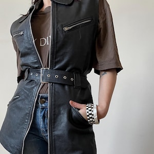 vintage zwart leren vest | zwart leren vest met riem, getailleerd leren vest, leren bikervest, leren vest met rits | XS - S