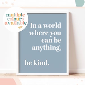 En un mundo donde puedes ser cualquier cosa - SER AMABLE - Arte de pared para niños, dormitorio, decoración de sala de juegos / guardería, impresión de adolescentes, arte de pared para niñas