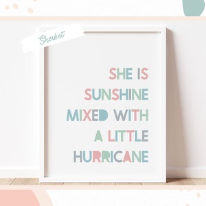 Ela é LUZ DO SOL misturada com um pequeno HURRICANE (bloco) - Arte infantil em parede, Quarto, Sala de Jogos | Decoração de berçário, estampa adolescente
