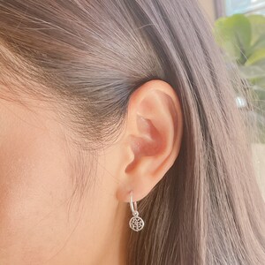 Argola com pingente de árvore da vida | Brincos de argola de prata esterlina de 12 mm | Argolas com pingente da sorte | Joias Boho | Argolas Wanderlust | E886