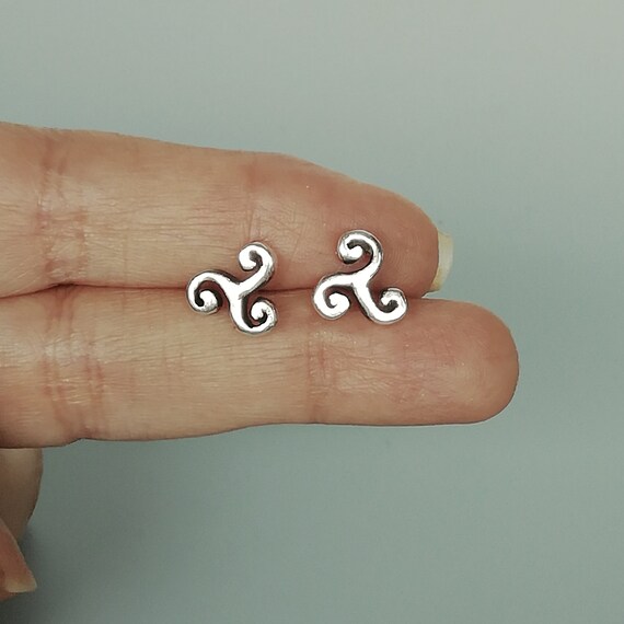 Orecchini a perno Triskelion in argento sterling • Gioielli a spirale celtica in argento 925 • Orecchini con simbolo pagano • Gioielli Wicca • Regalo per lei / Q177 - Italia