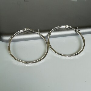 Large silver hoops | 35 mm hoops | Engraved hoops | Silver jewelry | Minimalist hoops | Casual ear hoops | Silver ear hoops | ENRL