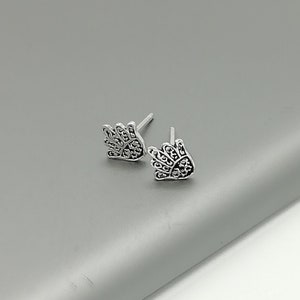 Silver Hamsa örhängen | Små händer örhängen | Lycka till örhängen | Silverörhängen | Silversmycken | Enkla örhängen | E177