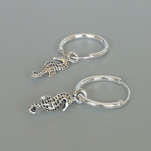 Brincos de argola com pingente de cavalo-marinho de prata esterlina | Brincos de argola com pingente | Brincos de argola de 12 mm | Pingente Wanderlust | Joias Boho | Pingente removível | E511