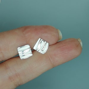 Tiny square ear studs | Structured ear studs | Simple ribbed earrings | Silver jewelry | Geometric studs | Sterling silver studs | E1098