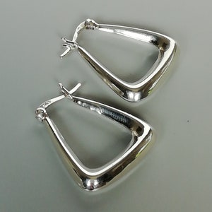 Sterling silver triangle ear hoops | Geometric hoops | 25 mm hoops | Minimalist hoops | Silver ear hoops | Modern ear hoops | E572