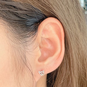 Tiny cat face stud earrings | Sterling silver ear studs | Silver cat studs | Boho ear studs | Fun cartilage studs | Tragus studs | E726