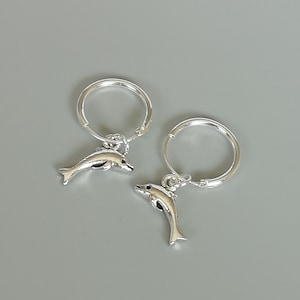 Brincos de argola com pingente de golfinho em prata esterlina | Brincos de argola com pingente | Brincos de argola de 12 mm | Brincos de argola com pingente de golfinho minúsculo | Joias Boho | Pingente removível | E515