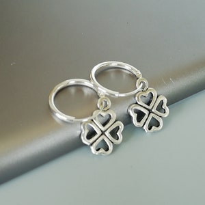 Brincos de argola com pingente de trevo de quatro folhas em prata esterlina | Brincos de argola pequenos com pingente | Brincos de argola de 12 mm | Presente para ela | Brincos de argola de prata | E533