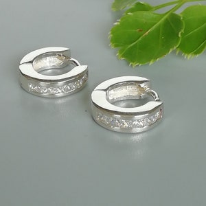 Sterling Silber Zirkonia Creolen | 12 mm Huggie-Ohrringe | Ohrringe | Cz Huggie Reifen | Minimalistische Creolen | Kleine Creolen | E806