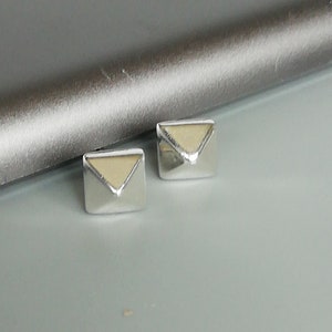 Sterling silver pyramid ear studs | Silver earrings | Minimalist ear studs | Geometric earrings | Silver jewelry | Small studs | E470
