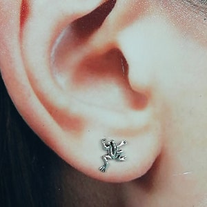 Tiny frog earrings | Sterling silver frog ear studs | Bohemian earrings | Frog cartilage studs | Tragus studs | Amphibian studs | E723