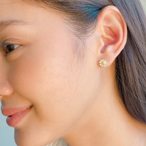 Daisy ear studs |  Flower studs | Sterling silver delicate studs | Flower earrings | Silver jewelry | Cartilage ear studs | E858