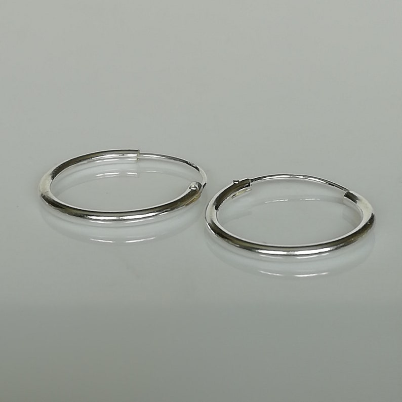 Puede incluir: Un par de pendientes de aro de plata. Los pendientes son simples y cl&aacute;sicos, y ser&iacute;an un gran regalo para cualquier ocasi&oacute;n.