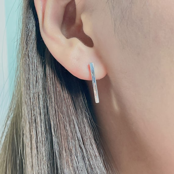 Orecchini con pietre portafortuna personalizzati di Caitlyn Minimalist • Delicati orecchini con pietre preziose dorate • Gioielli personalizzati • Regalo di compleanno per la mamma • ER231 - Italia