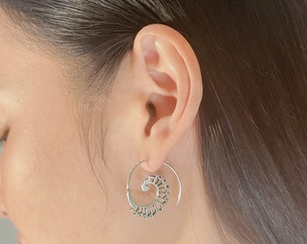 Aros étnicos en espiral de plata / Aros de plata de ley / Pendientes Boho / Joyería minimalista / Alambres para las orejas de estilo gitano / EBRA