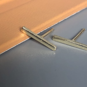 Gold bar ear studs | Sterling silver thin bar earrings plated in gold | Cartilage studs | Body piercing studs | Minimalist earrings | E445